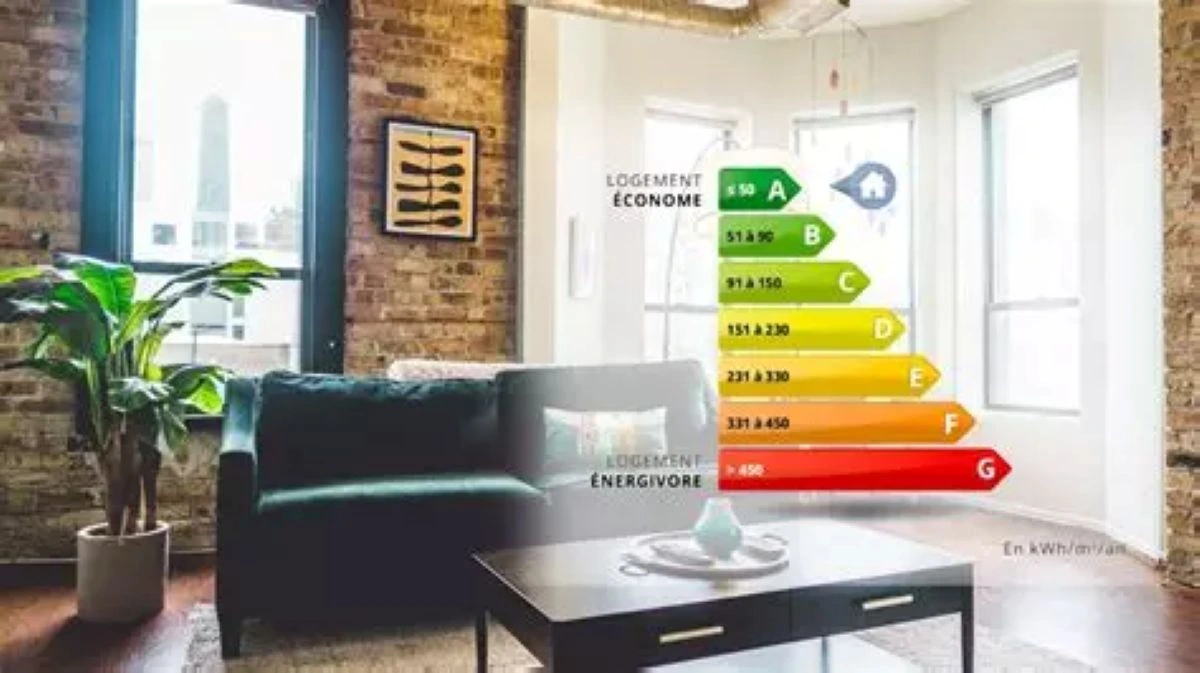 Illustration d'un bâtiment résidentiel avec des panneaux solaires sur le toit, représentant l'efficacité énergétique