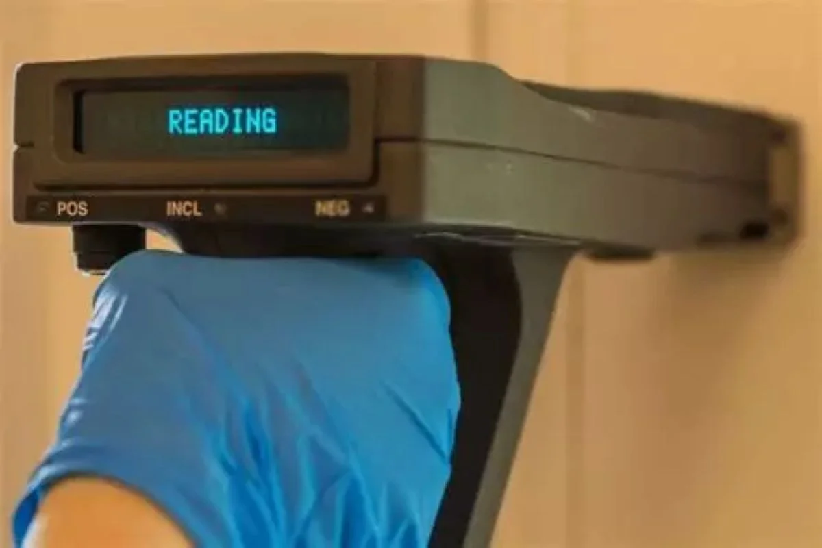 Prélèvement et analyse de peinture pour détection de plomb, avec équipement de protection